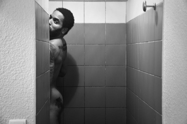 Lenny Kravitz Leaks Nude Photo of Himself.