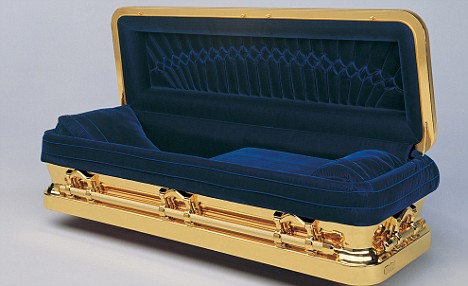 https://famespy.files.wordpress.com/2009/07/mj-gold-coffin.jpg?w=500